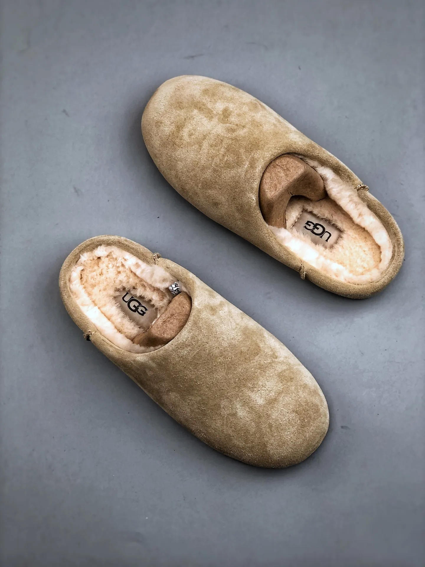 Local pick-up💰560 supports store placement. The top version of ugg on the market. 25 new models. UGG Classic Micro. Classic super mini. Classic boot type with lower cut design. Easy to match at home and out. Produced by a large foreign trade factory in Guangzhou. Toe to insole. Genuine sheep fur integrated. Independent outer box packaging. Chip with waterproof technology. Different from any version on the market. Independently developed original outsole and cashmere insole to keep you warm in winter and suitable for home use. In recent years, uug has launched a style series that is partially geared towards the preferences of young consumers and has also moved to the forefront of fashion trends. Shoe body material Water-repellent coated suede upper 17 mm UGGPURE™ implanted wool insole Lightweight non-slip and comfortable rubber outsole With brand LOGO trademark Comes with a full set of packaging Size: 35-40